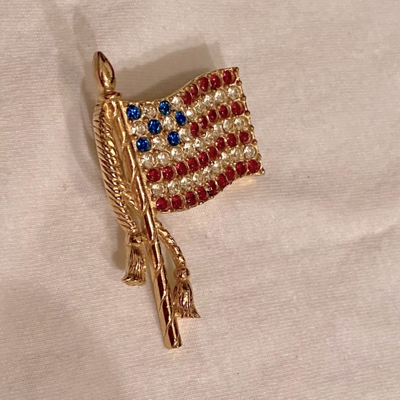 🍀Vintage Gold Tone American Flag Brooch with Red, White & Blue Rhinestones. - Picture 4 of 6